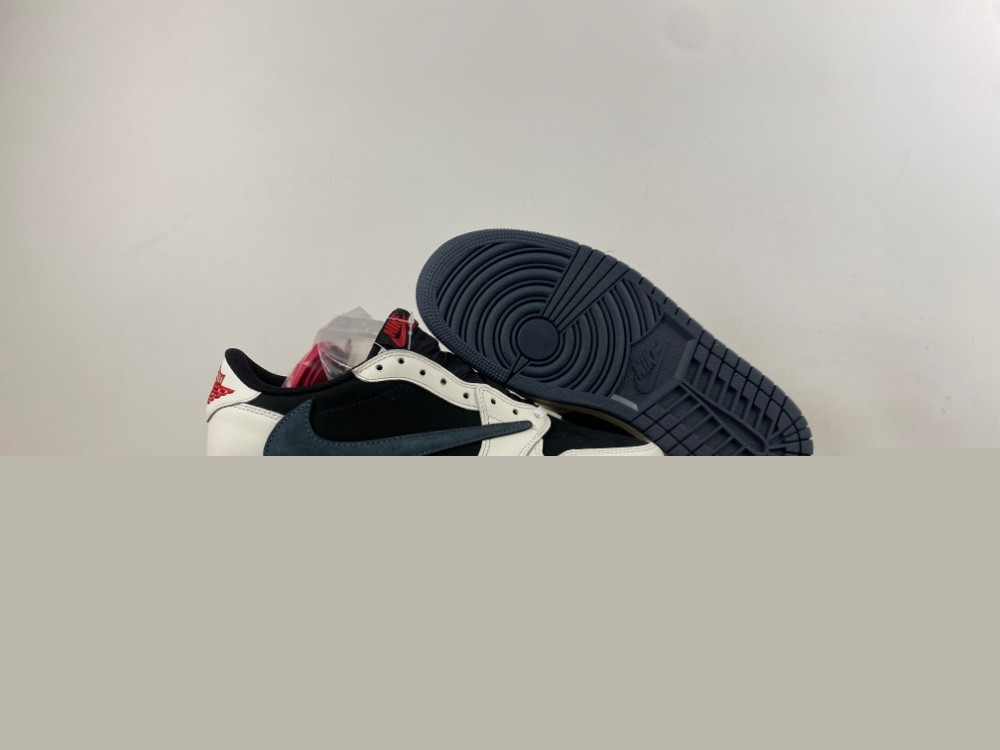 Travis Scott x Air Jordan 1 DZ4137-700
