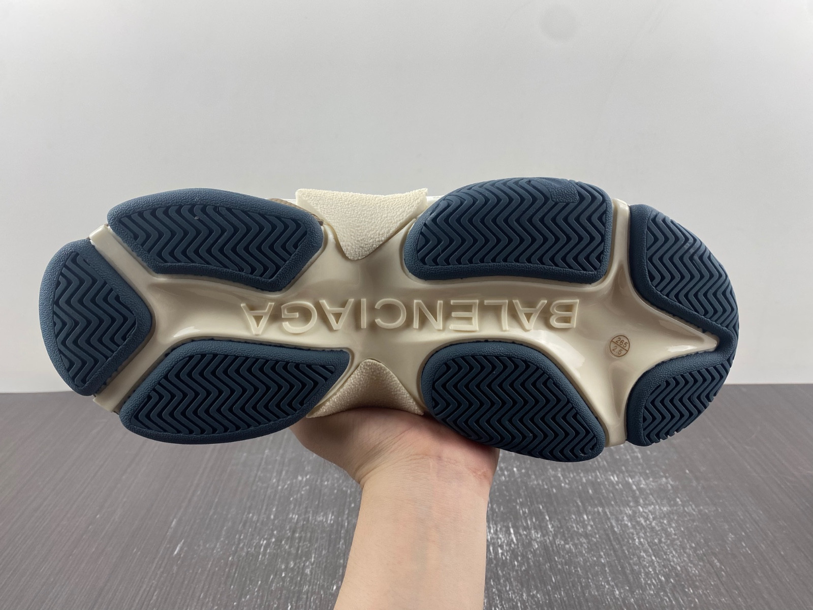 Ba*len*cia*ga triple s  524039 w2fs2 8106