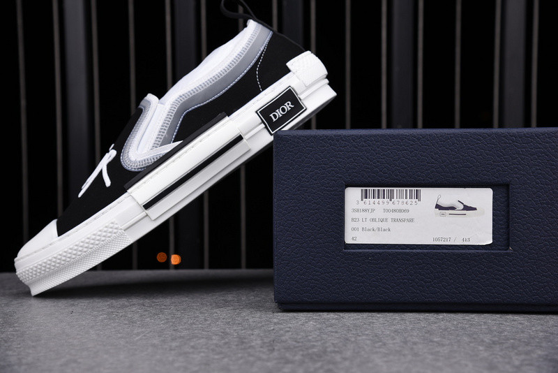 DR B23 Low Top Sneaker