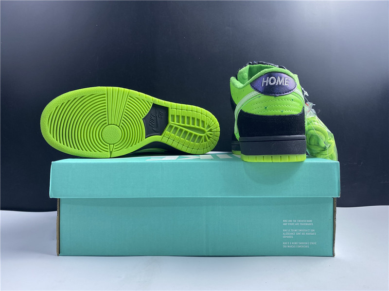 Nike SB Dunk Low “Stay Home”