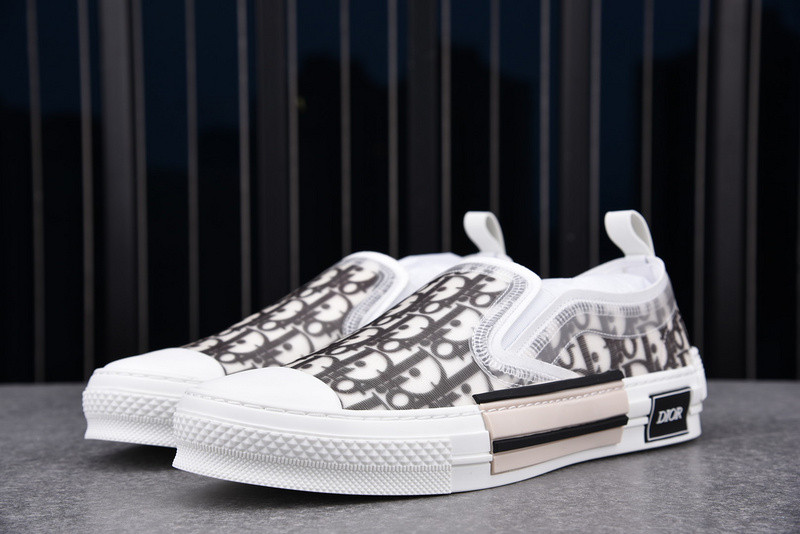 DR B23 Low Top Sneaker