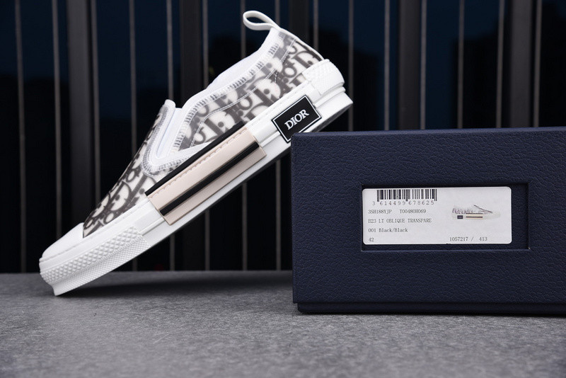 DR B23 Low Top Sneaker