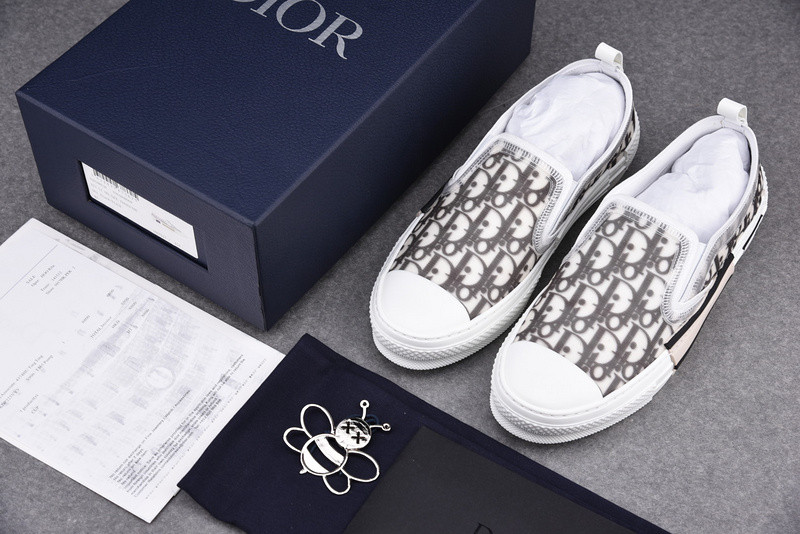 DR B23 Low Top Sneaker