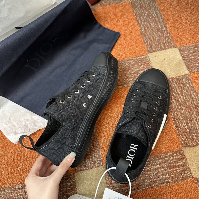 DR B23 Low Top Sneaker