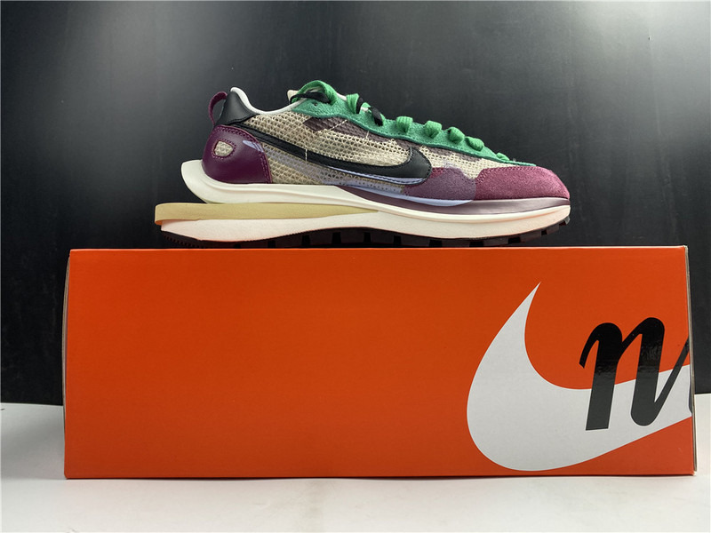 Sacai x Nike Vaporwaffle "String/Black Villain-Red" DD3035-200