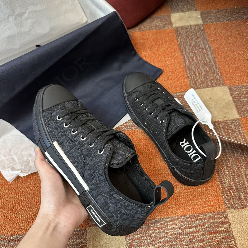 DR B23 Low Top Sneaker