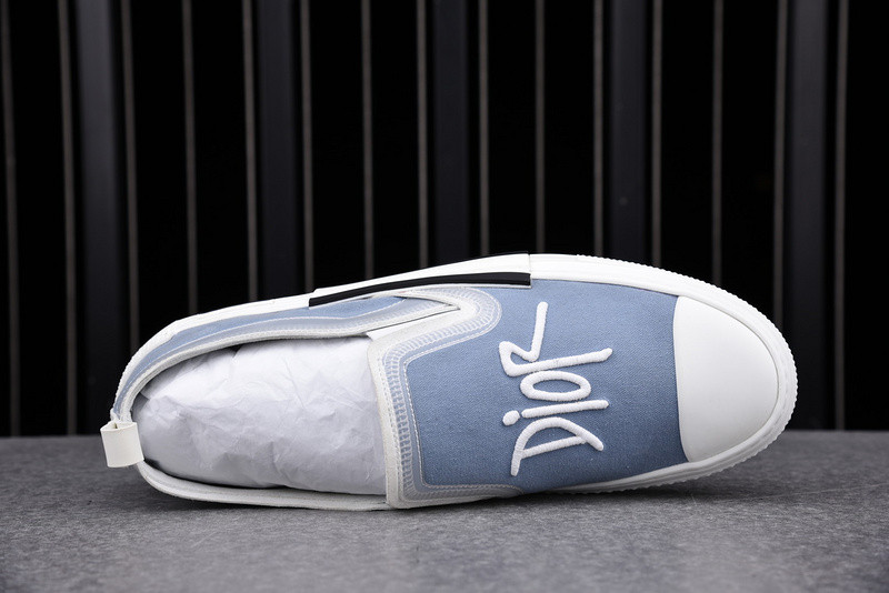 DR B23 Low Top Sneaker