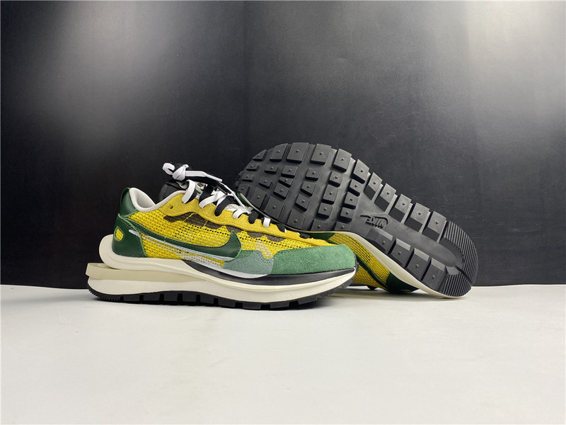 Nike Vaporwaffle sacai Tour Yellow CV1363-700