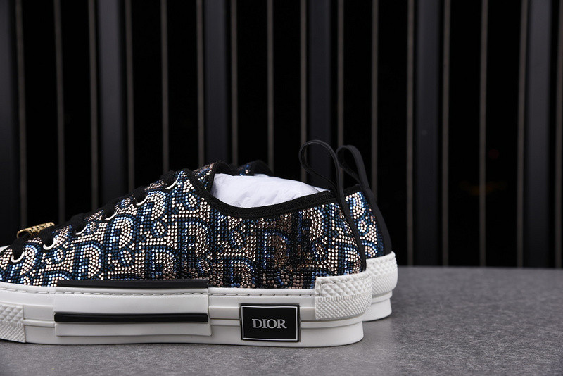 DR B23 Low Top Sneaker