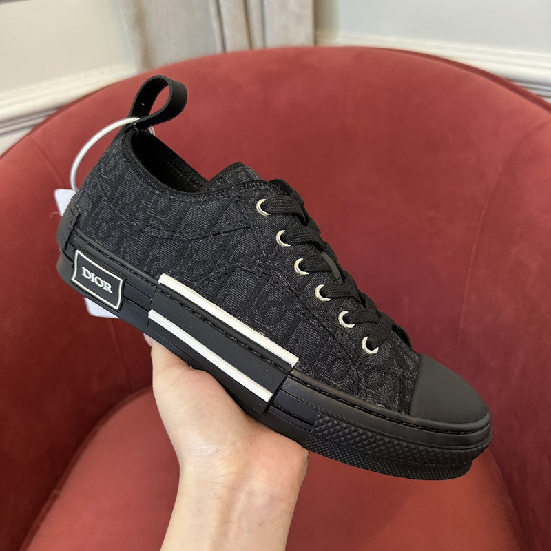 DR B23 Low Top Sneaker