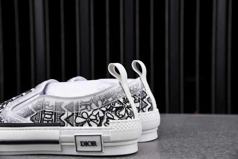 DR B23 Low Top Sneaker