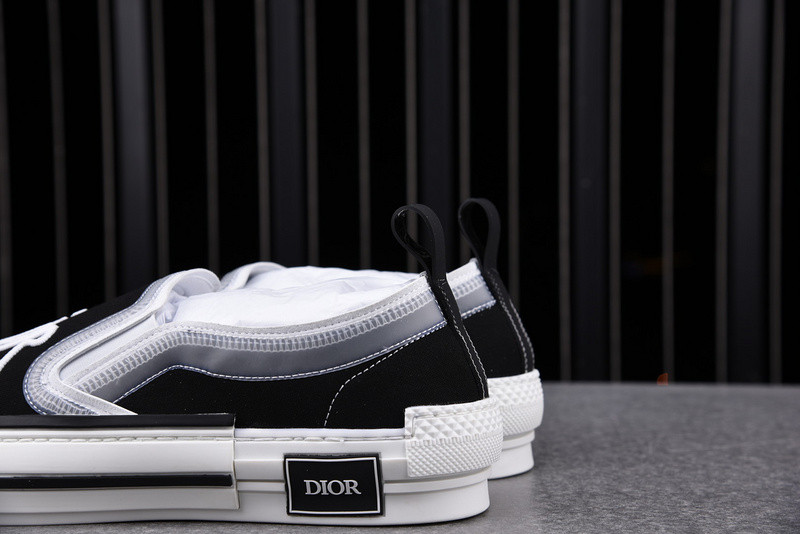 DR B23 Low Top Sneaker