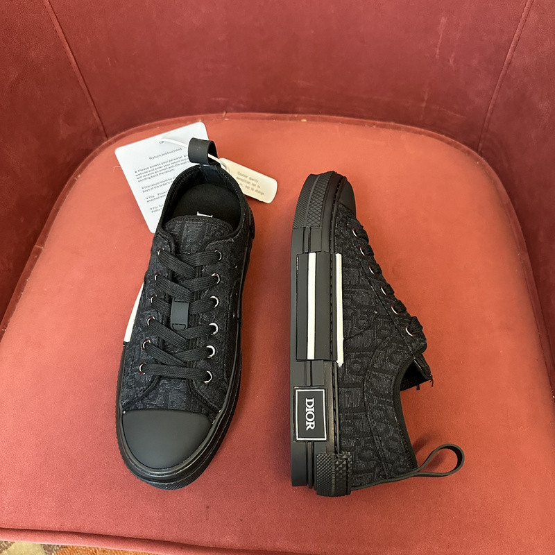 DR B23 Low Top Sneaker