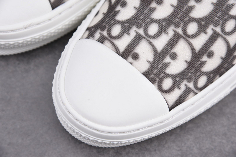 DR B23 Low Top Sneaker