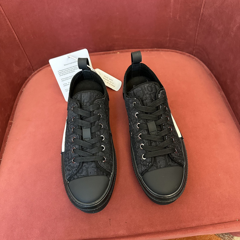 DR B23 Low Top Sneaker