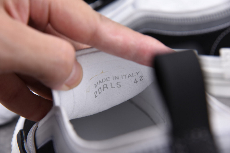 DR B23 Low Top Sneaker