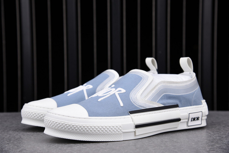 DR B23 Low Top Sneaker