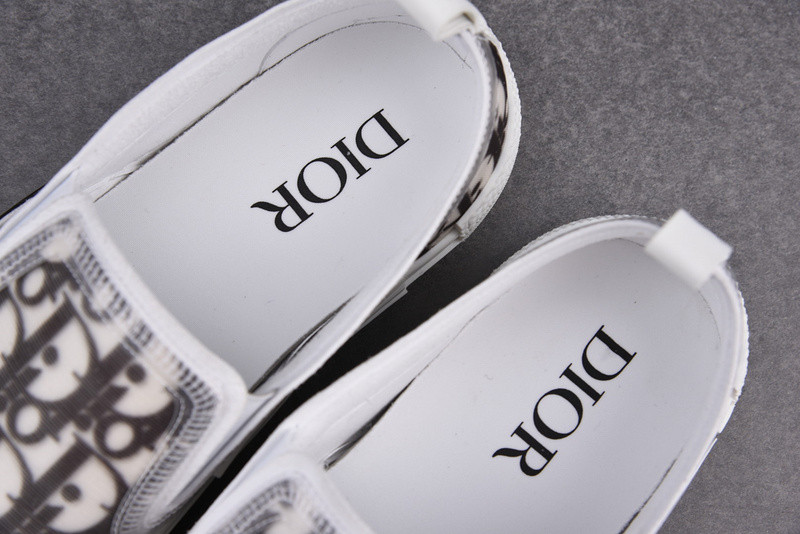 DR B23 Low Top Sneaker