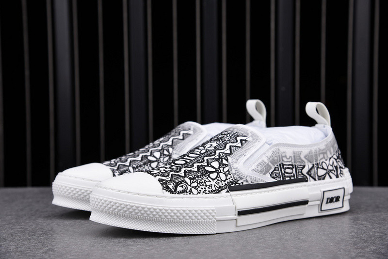 DR B23 Low Top Sneaker