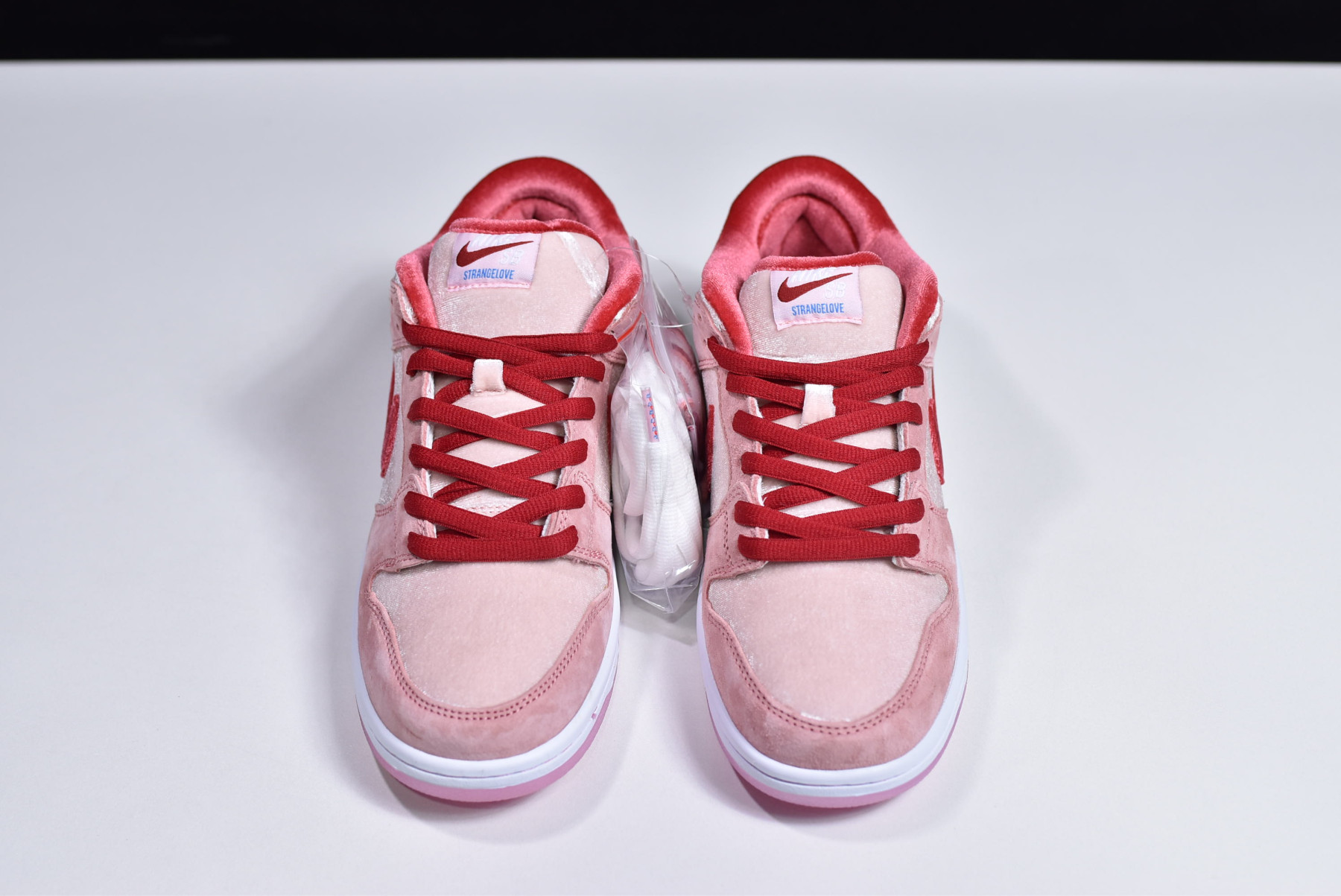 StrangeLove x Nike SB Dunk Low “Valentine’s Day” CT2552-800