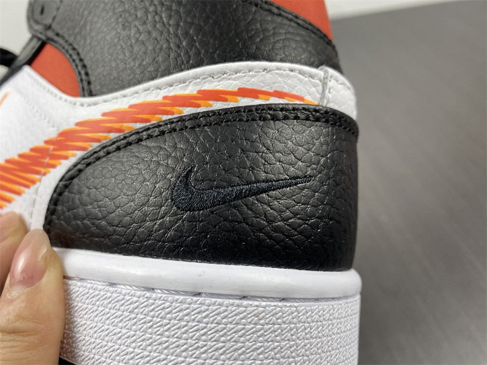 Air Jordan 1 Mid "Zig Zag" DN4929-100