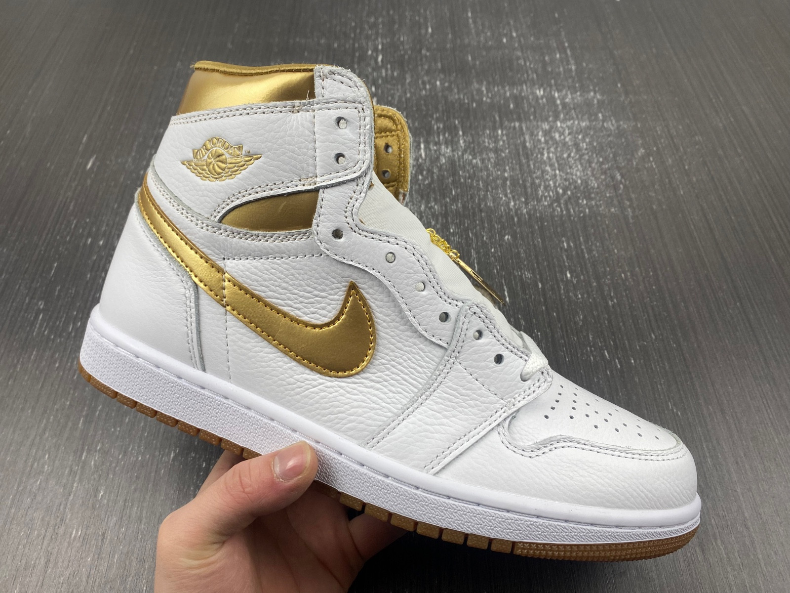 Air Jordan 1 High OG WMNS “Metallic Gold” FD2596-107