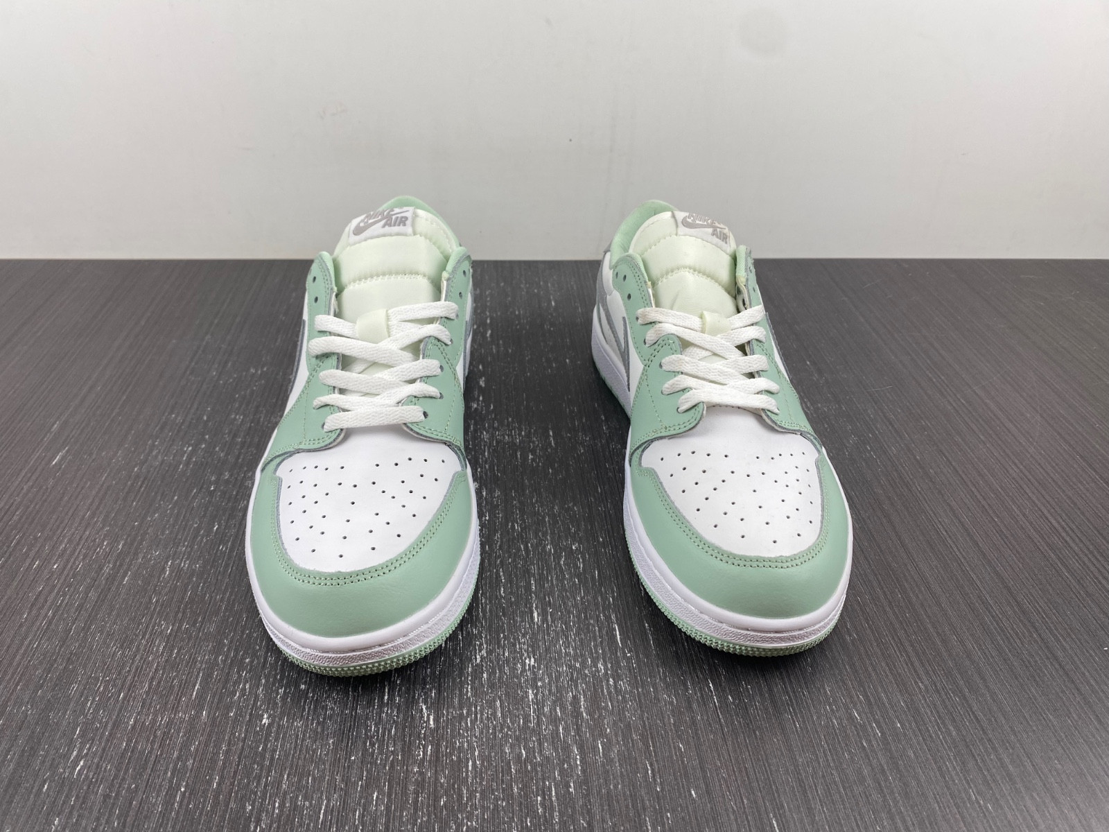Jordan 1 Retro Low CZ0796-100