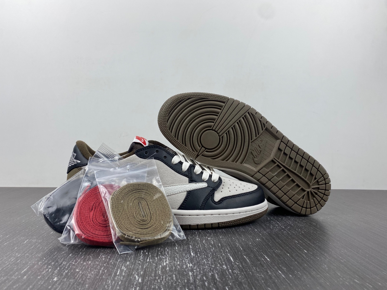 Travis Scott x Air Jordan 1 Low DM7866-902