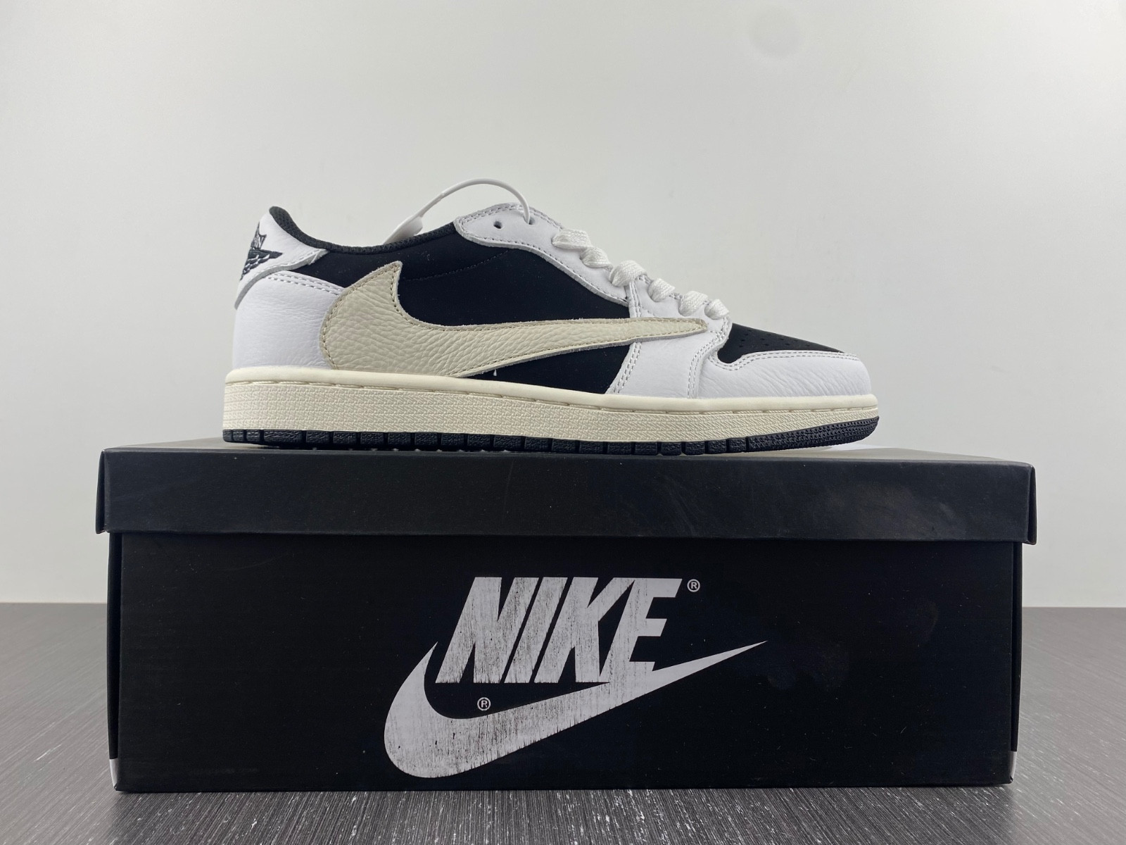 Jordan 1 Low travis scott J11205