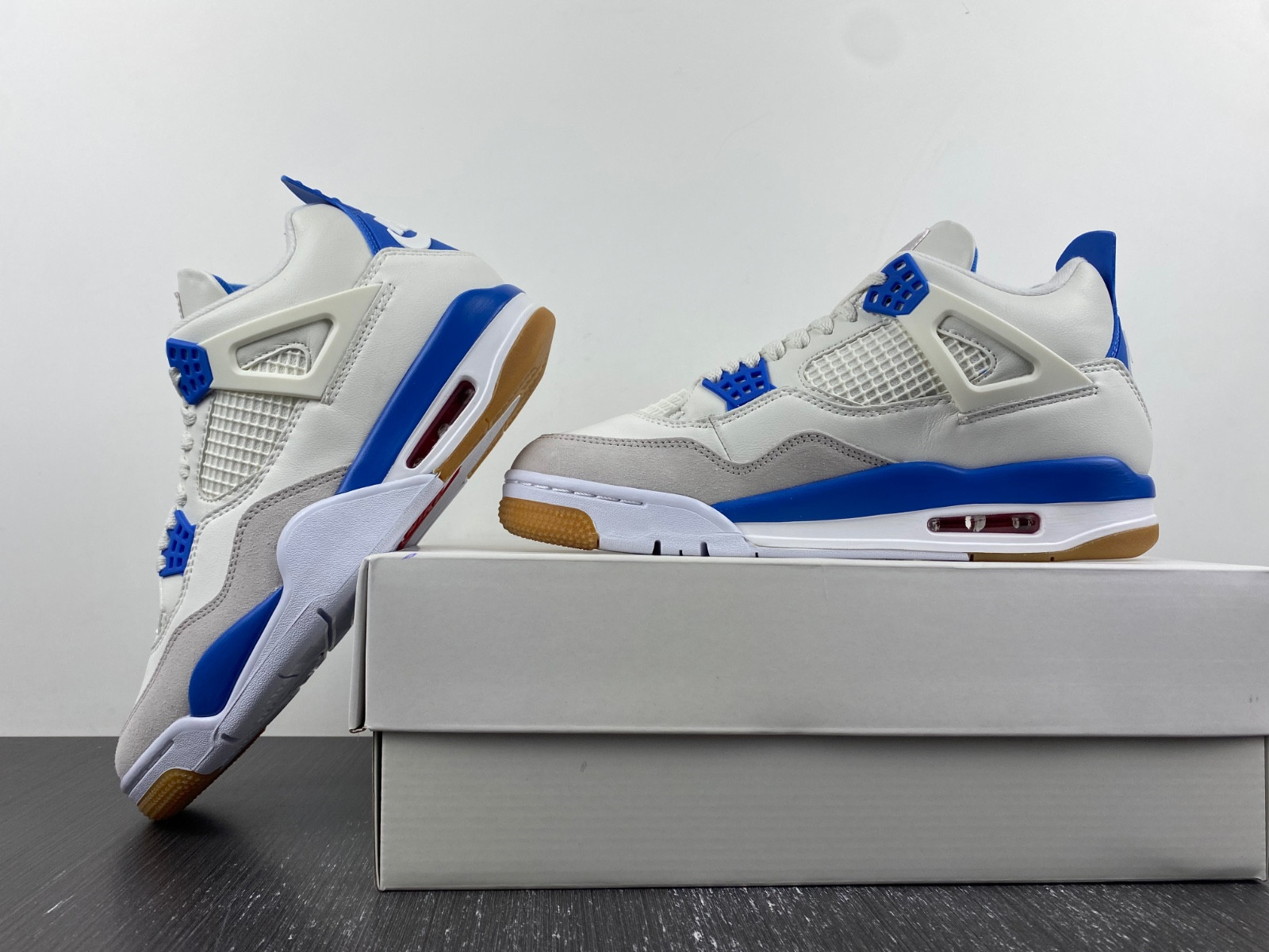 SB x Jordan 4 “Sapphire DR5415-104