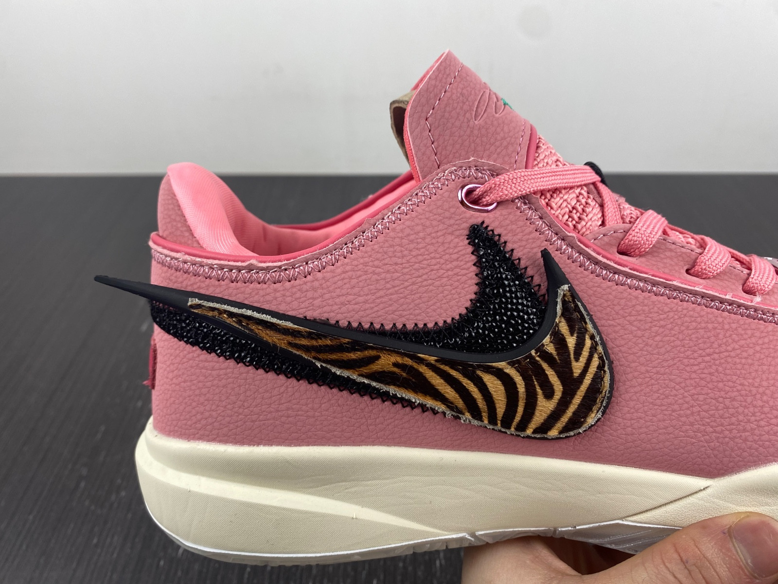 Nike LeBron 20  DQ3827-900