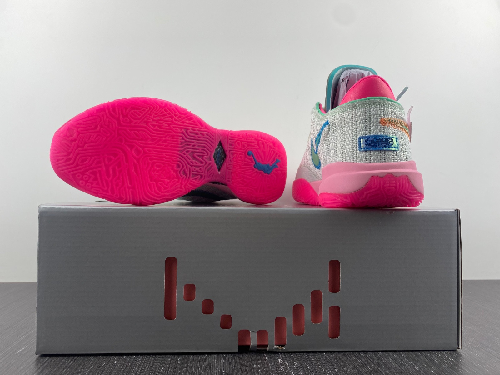 Nike LeBron 20 DJ5422-300