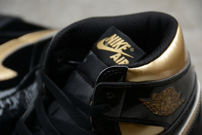 Air Jordan 1 Retro High Patent Black Toe 555088-032